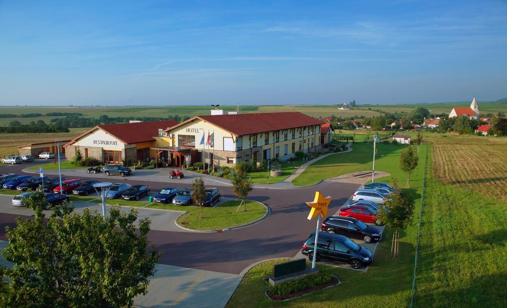 Wellness Hotel Happy Star Hnanice  Exterior foto