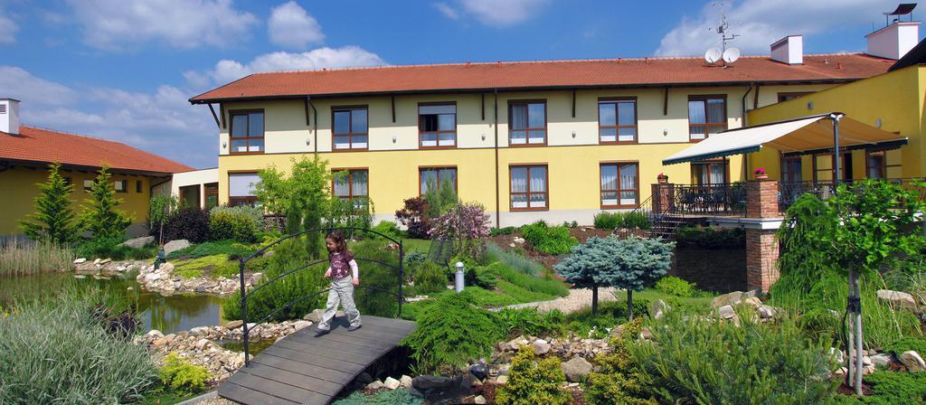 Wellness Hotel Happy Star Hnanice  Exterior foto