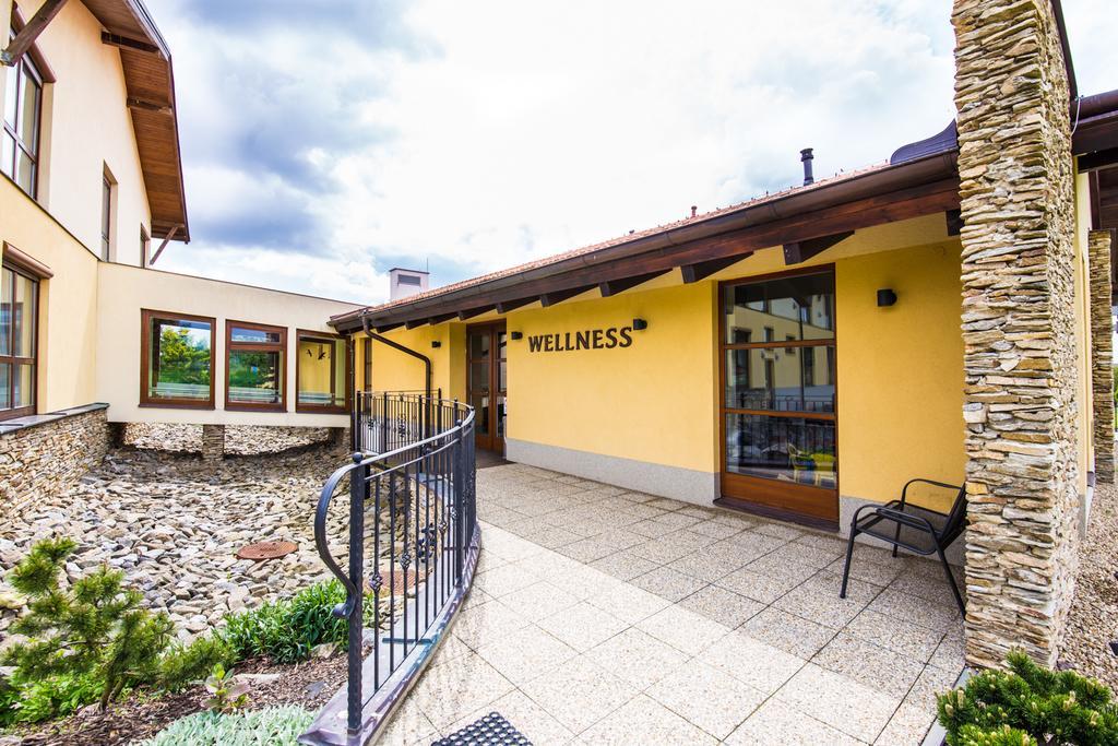 Wellness Hotel Happy Star Hnanice  Exterior foto