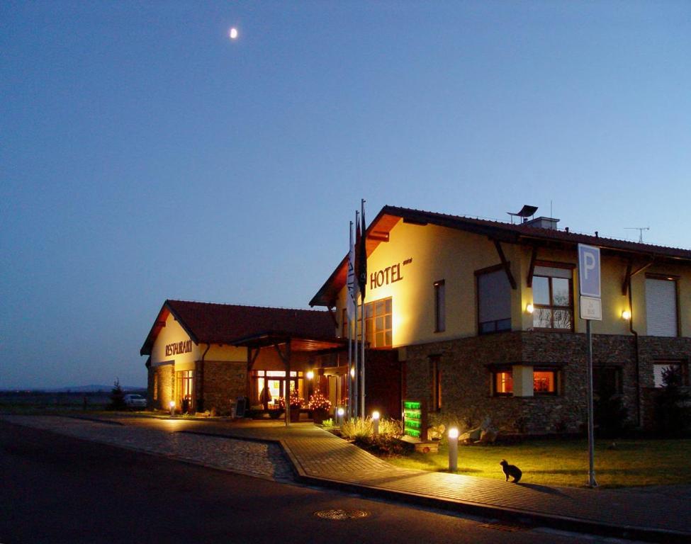 Wellness Hotel Happy Star Hnanice  Exterior foto
